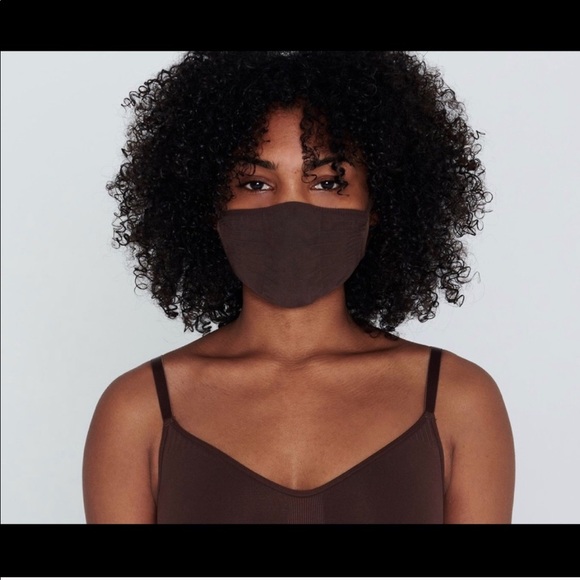 SKIMS ‘Cocoa’ face mask - Picture 2 of 4